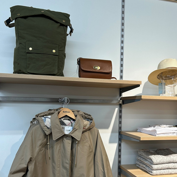 erste Herbstartikel, wie Jacken und Accessoires sind eingetroffen