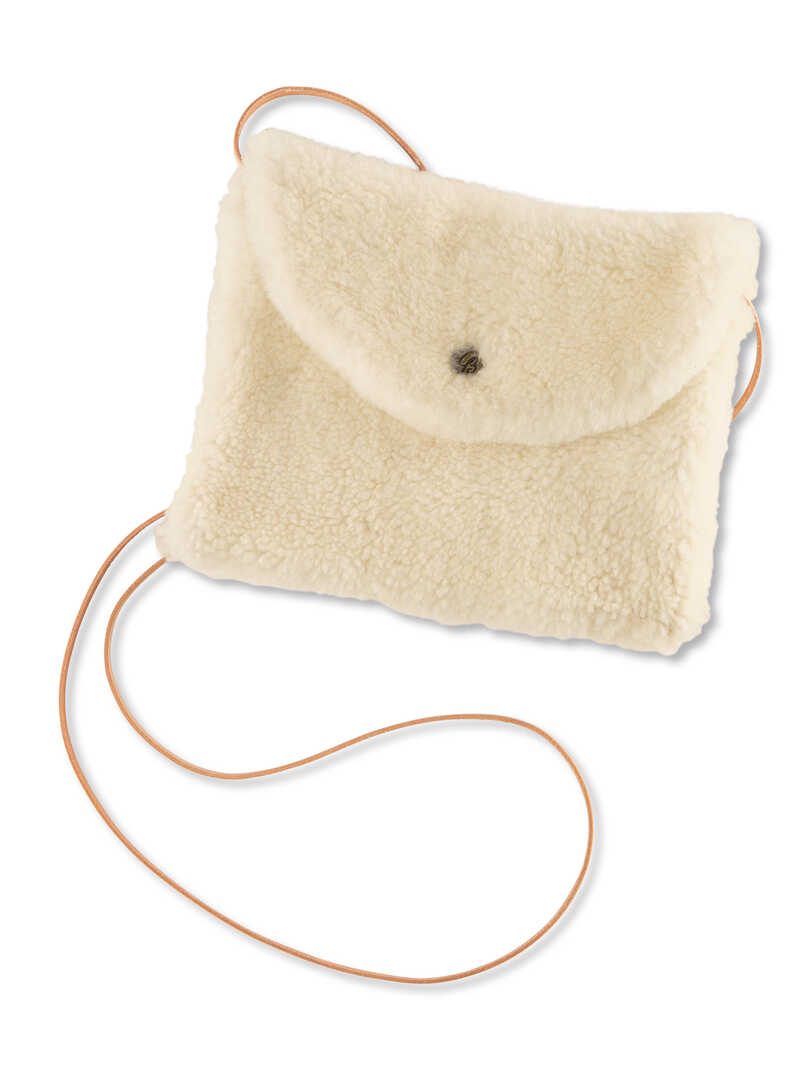 Produktbild zu Crossbody-Lammfelltasche