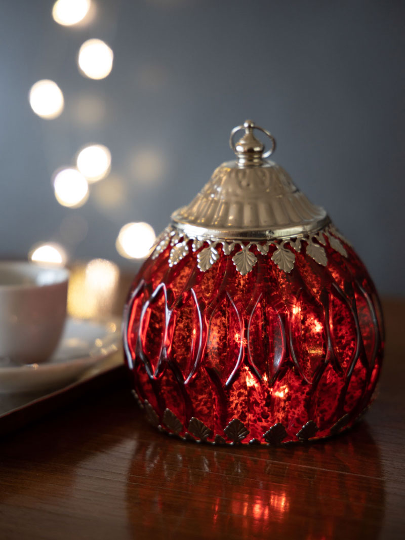 Produktbild zu Kleine rote Glaslaterne mit LEDs