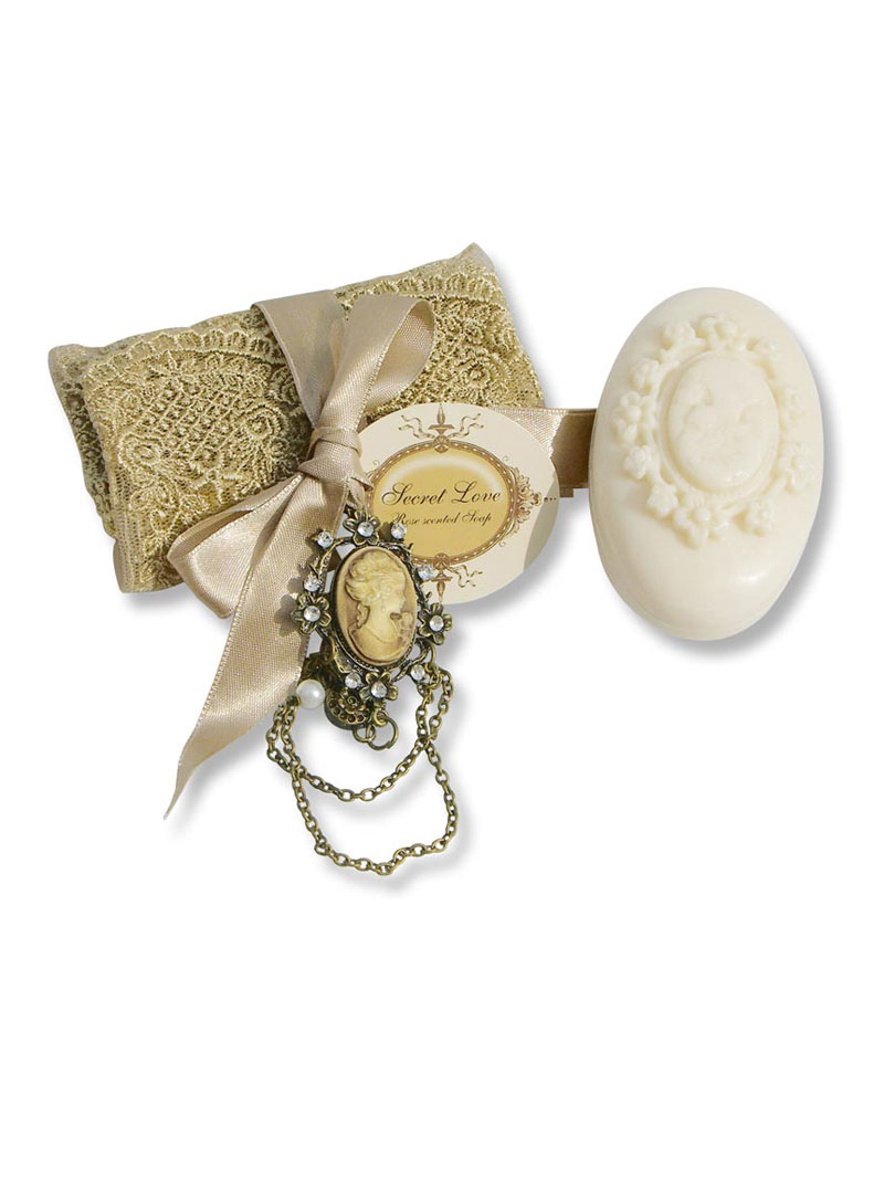 Rosenseife mit Satinschleife und Medaillon