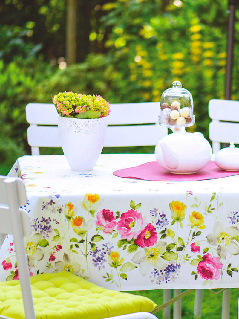 Produktbild zu Gro�e Sommer-Tischdecke Guernsey mit Blumen
