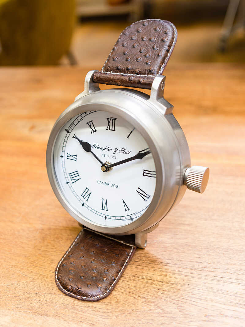 Tischuhr in Form einer Armbanduhr