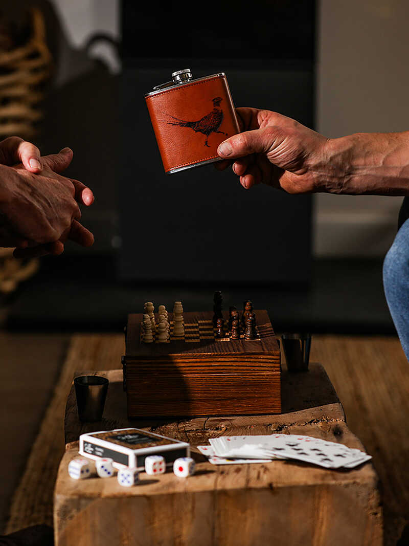 Alternatives Bild 3 zu Spiele-Box mit Schach- und Kartenspiel