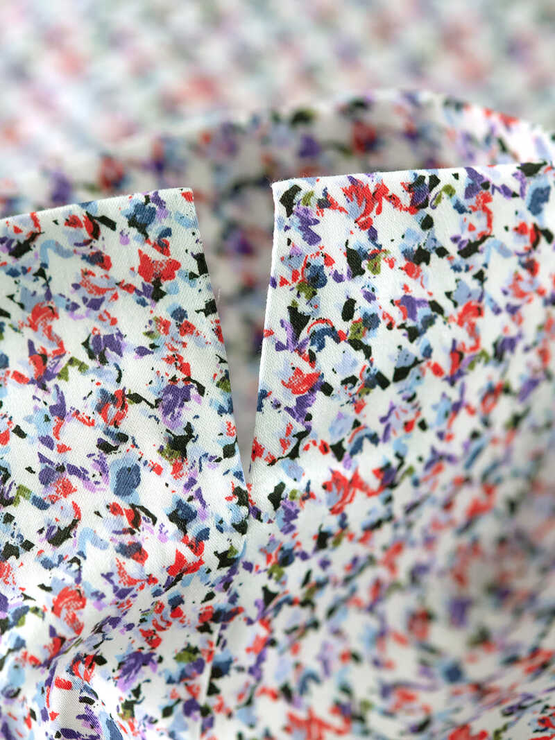 Damenhose mit Rosen und Hahnentrittmuster