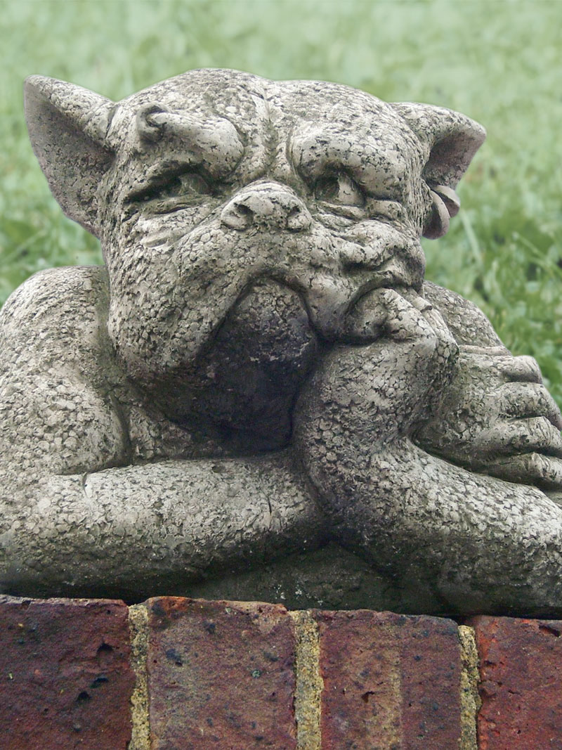 Steinfigur Gordon fr die Gartenmauer