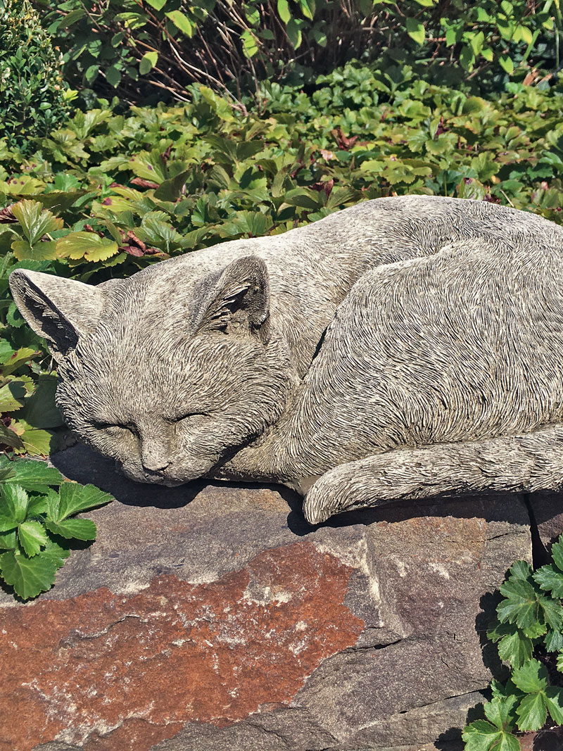Liegende Katze aus Stein fr den Garten