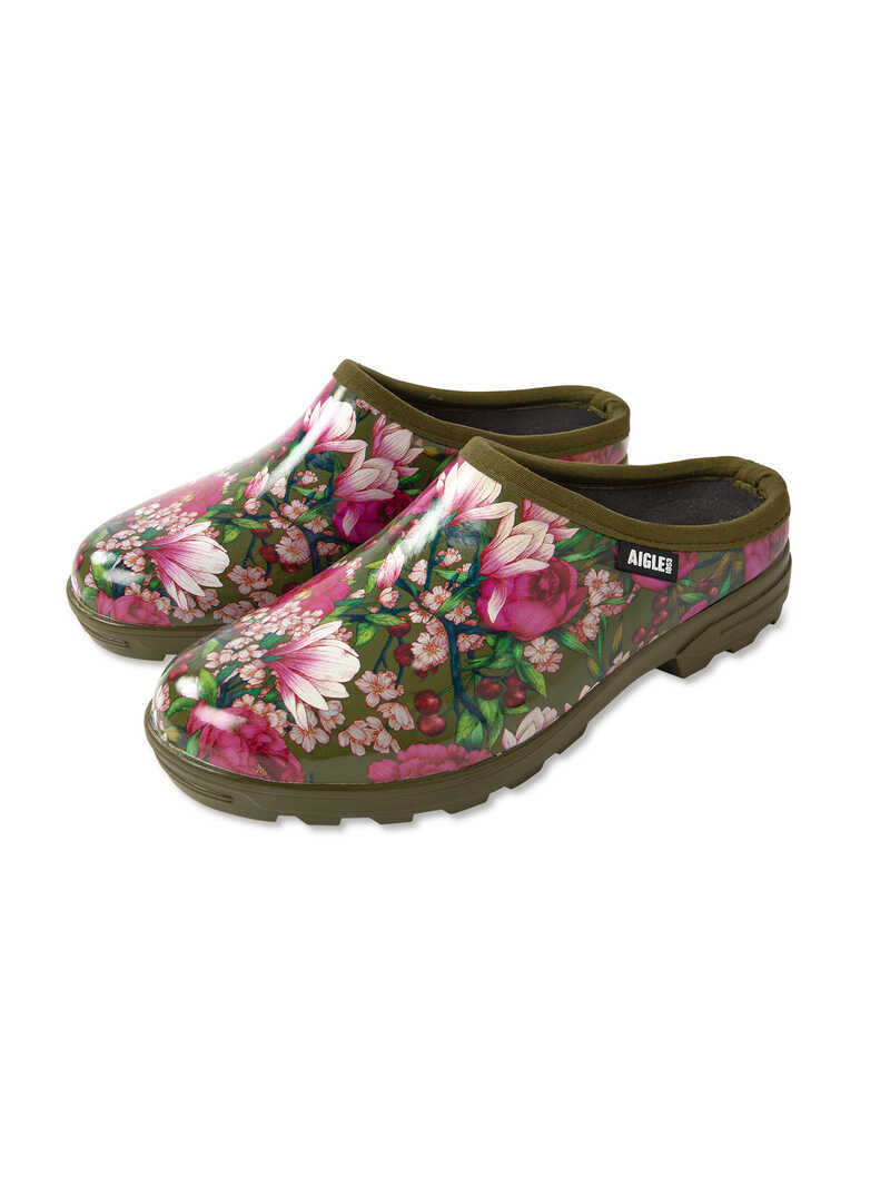 Gartenclogs mit Blumen