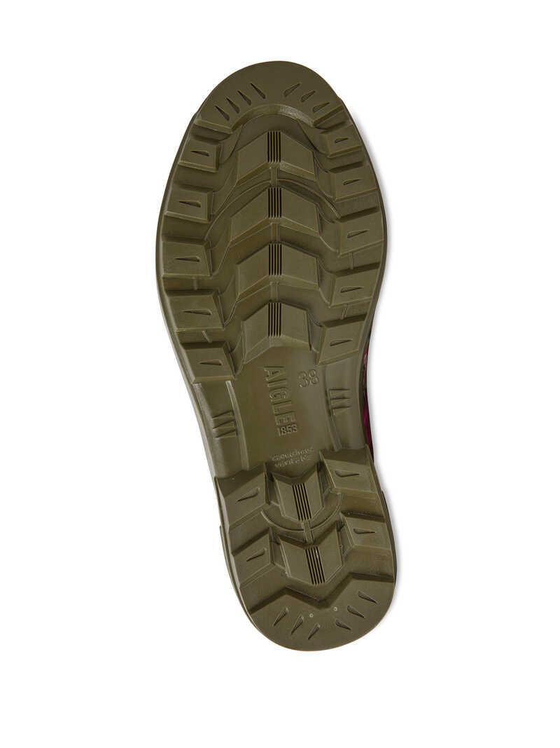 Gartenclogs mit Blumen