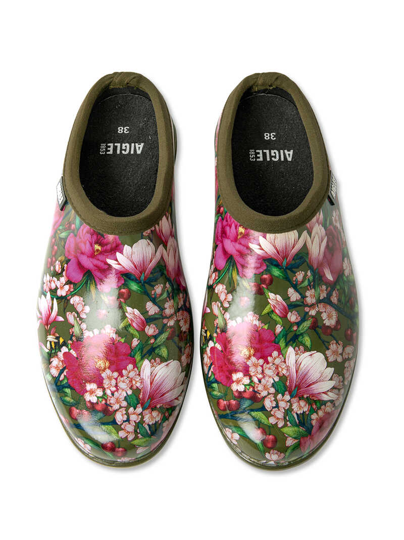 Gartenclogs mit Blumen