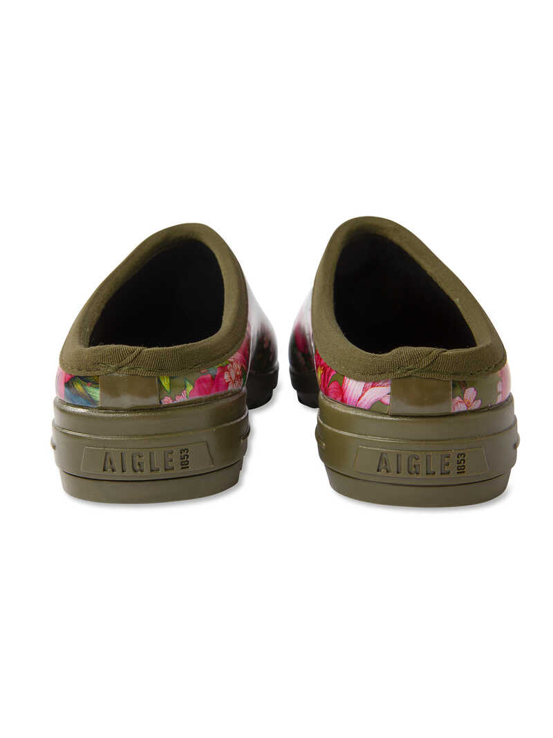 Gartenclogs mit Blumen