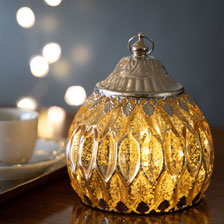 Kleine goldfarbene Glaslaterne mit LEDs