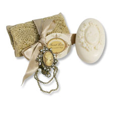Rosenseife mit Satinschleife und Medaillon