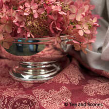 Tischdecke mit Ornamentmuster