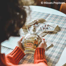 Gin-Likr in Schneekugel mit essbarem Blattgold