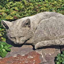 Liegende Katze aus Stein fr den Garten