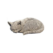 Liegende Katze aus Stein fr den Garten