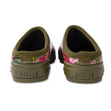Gartenclogs mit Blumen