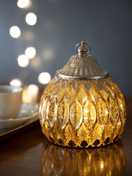Kleine goldfarbene Glaslaterne mit LEDs